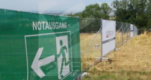 bauzaunplane notausgang werbung auf bauzaun